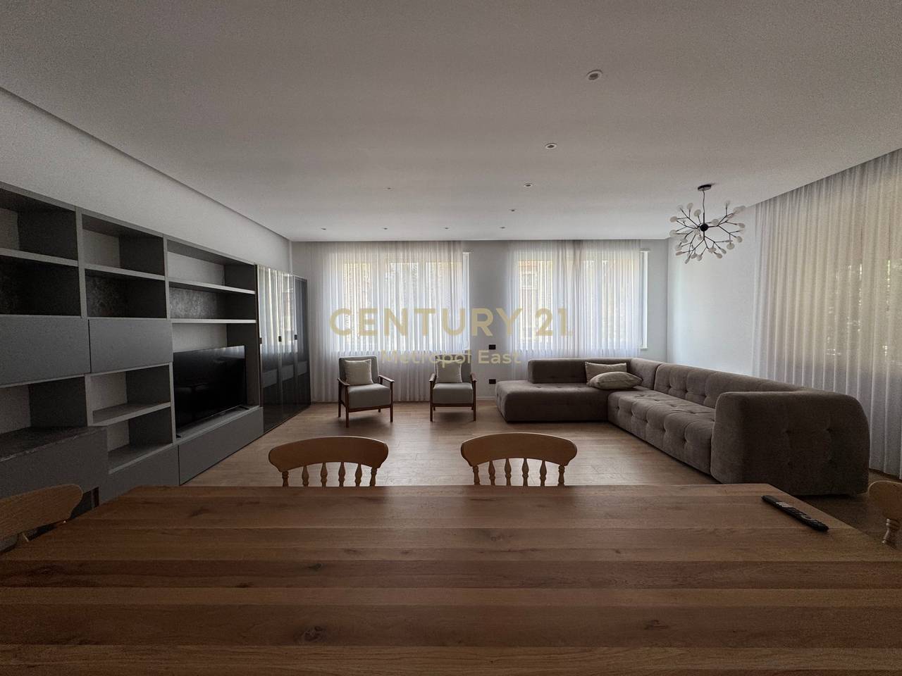 VILLA SU 3 PIANI IN VENDITA + TERRENO DI 400m2 NELLA RESIDENZA SECRET GARDEN