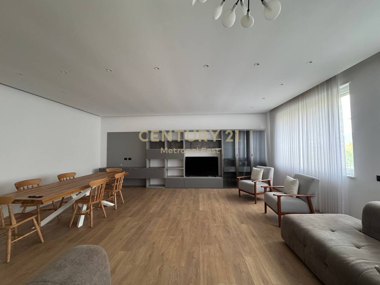 VILLA SU 3 PIANI IN VENDITA + TERRENO DI 400m2 NELLA RESIDENZA SECRET GARDEN