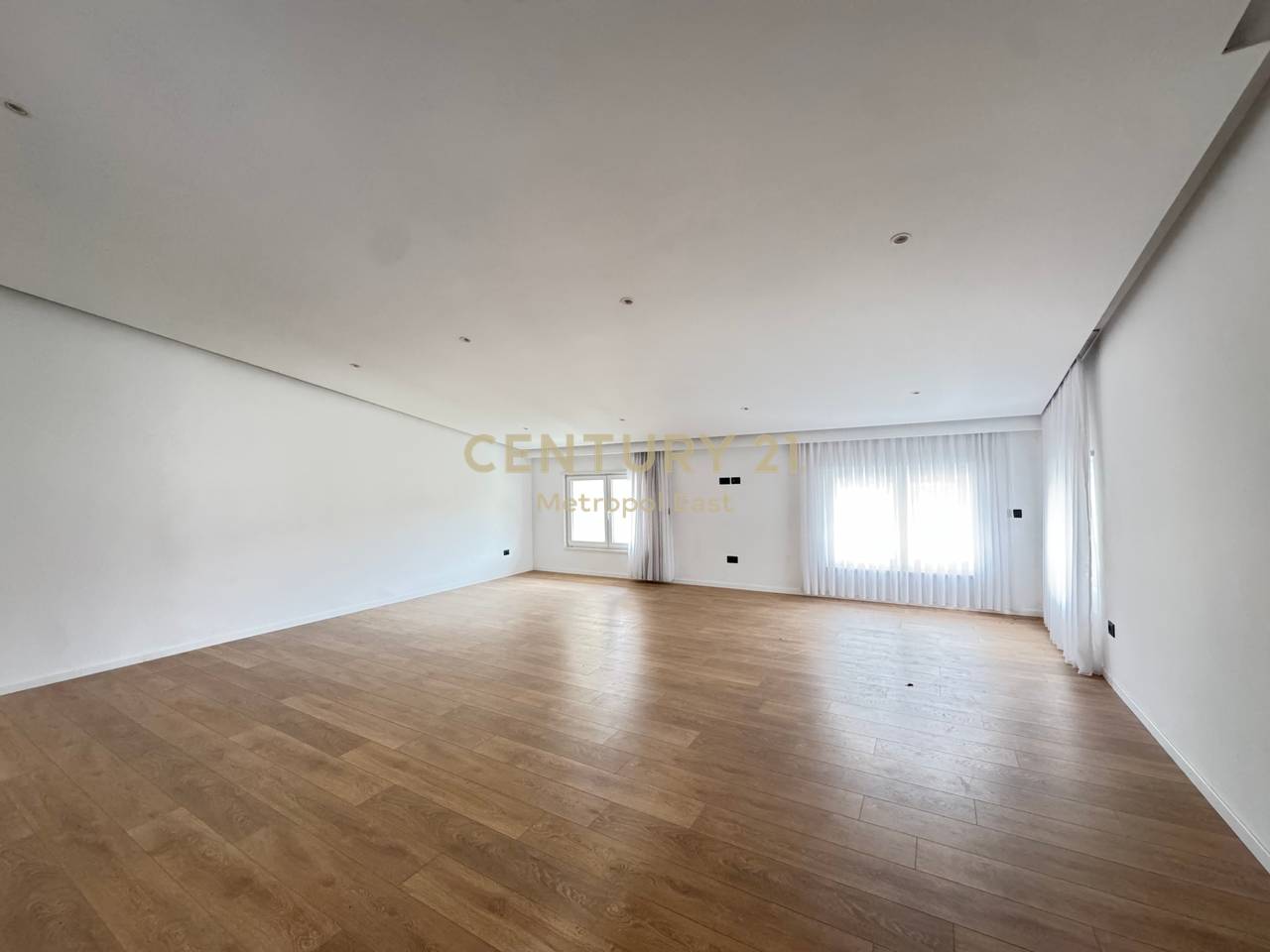 VILLA SU 3 PIANI IN VENDITA + TERRENO DI 400m2 NELLA RESIDENZA SECRET GARDEN