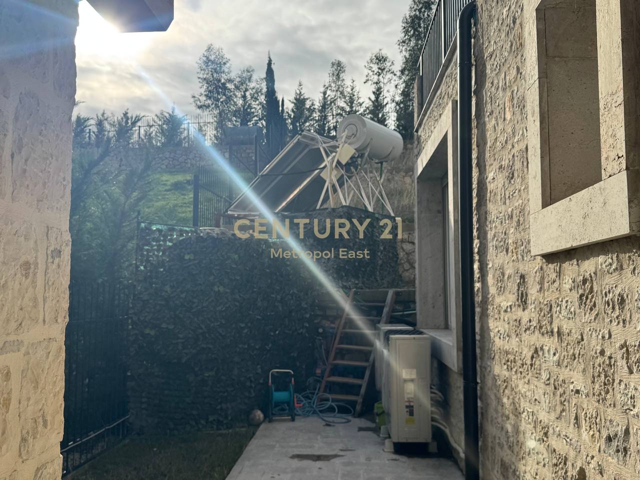 VILLA SU 3 PIANI IN VENDITA + TERRENO DI 400m2 NELLA RESIDENZA SECRET GARDEN