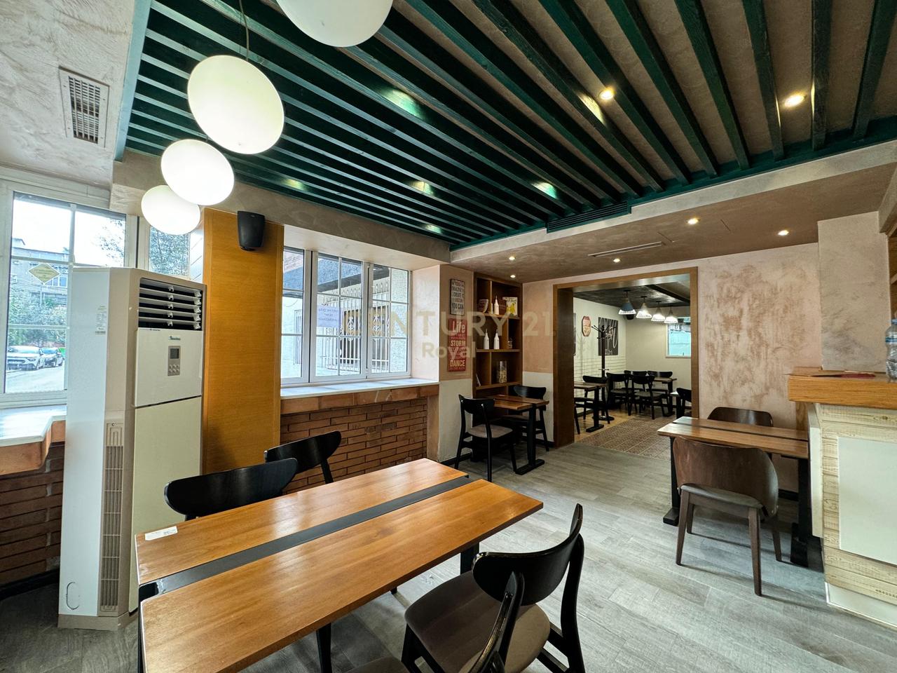 JEPET ME QERA RESTORANT PRANE ZOGUT TE ZI