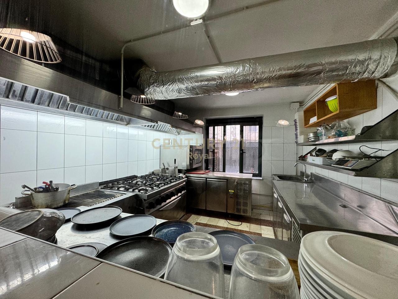 JEPET ME QERA RESTORANT PRANE ZOGUT TE ZI