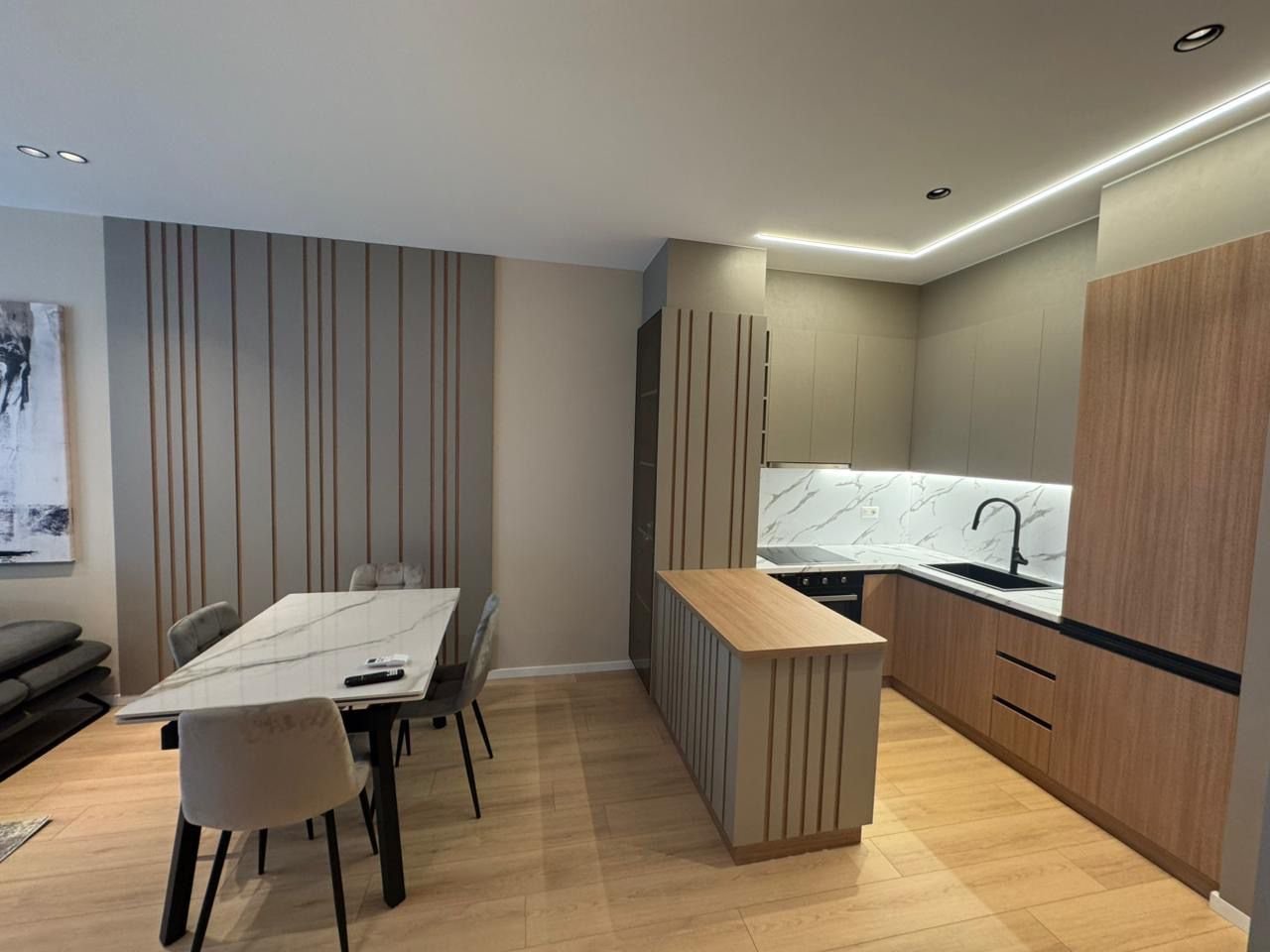 APARTAMENT LUKSOZ 1+1  PER QIRA,PRANE BULEVARDIT"ISMAIL QEMALI!