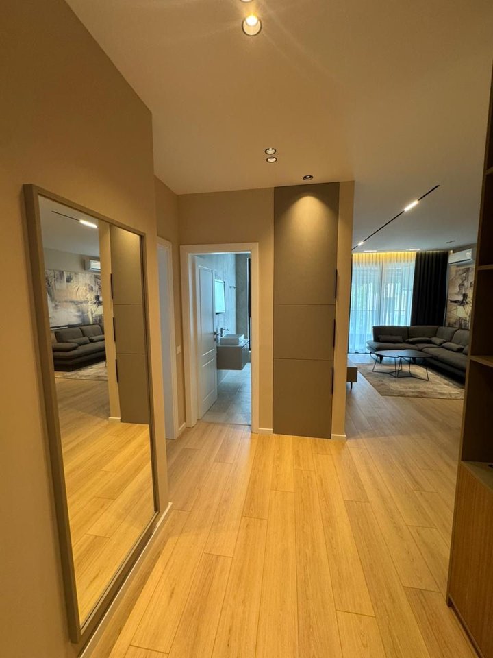 APARTAMENT LUKSOZ 1+1  PER QIRA,PRANE BULEVARDIT"ISMAIL QEMALI!