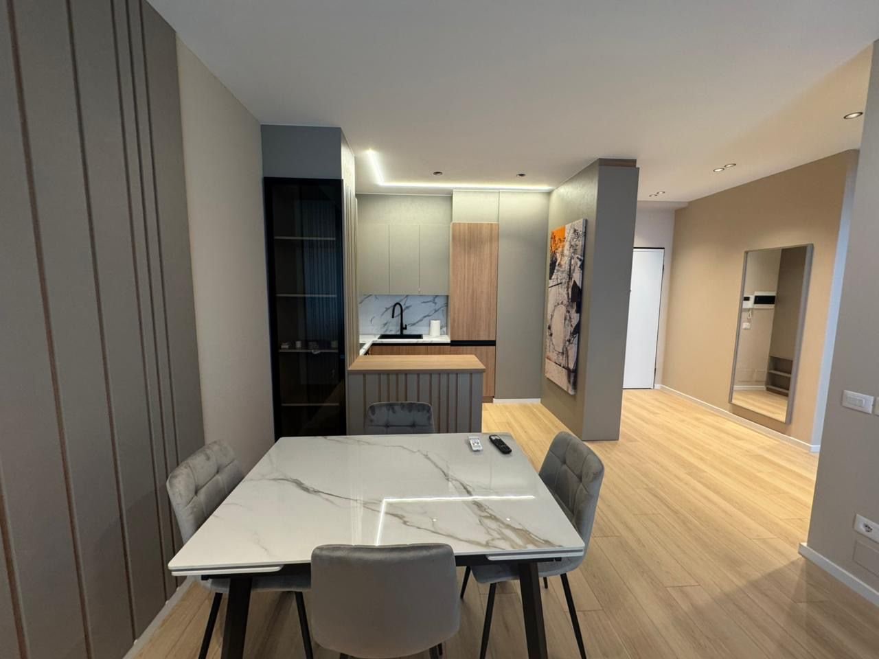 APARTAMENT LUKSOZ 1+1  PER QIRA,PRANE BULEVARDIT"ISMAIL QEMALI!