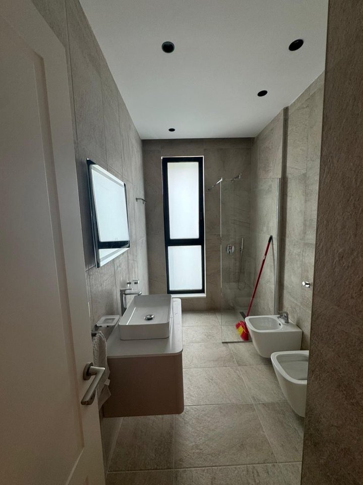 APARTAMENT LUKSOZ 1+1  PER QIRA,PRANE BULEVARDIT"ISMAIL QEMALI!