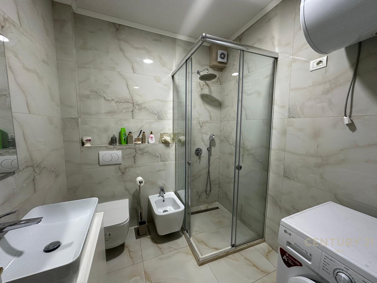 Apartament me qira në Qendër, përballë Parlamentit!!