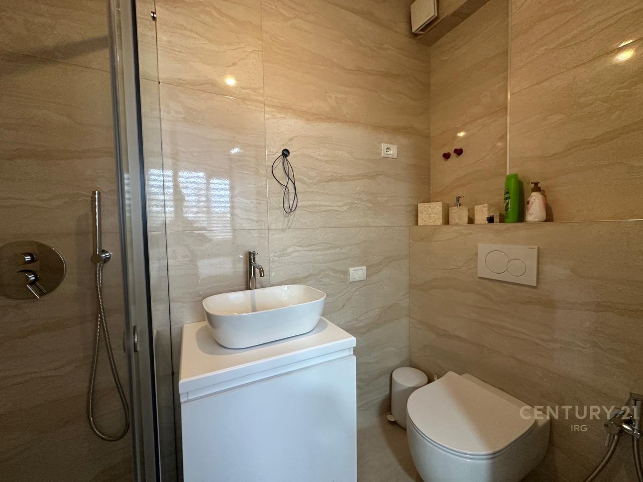 Apartament me qira në Qendër, përballë Parlamentit!!