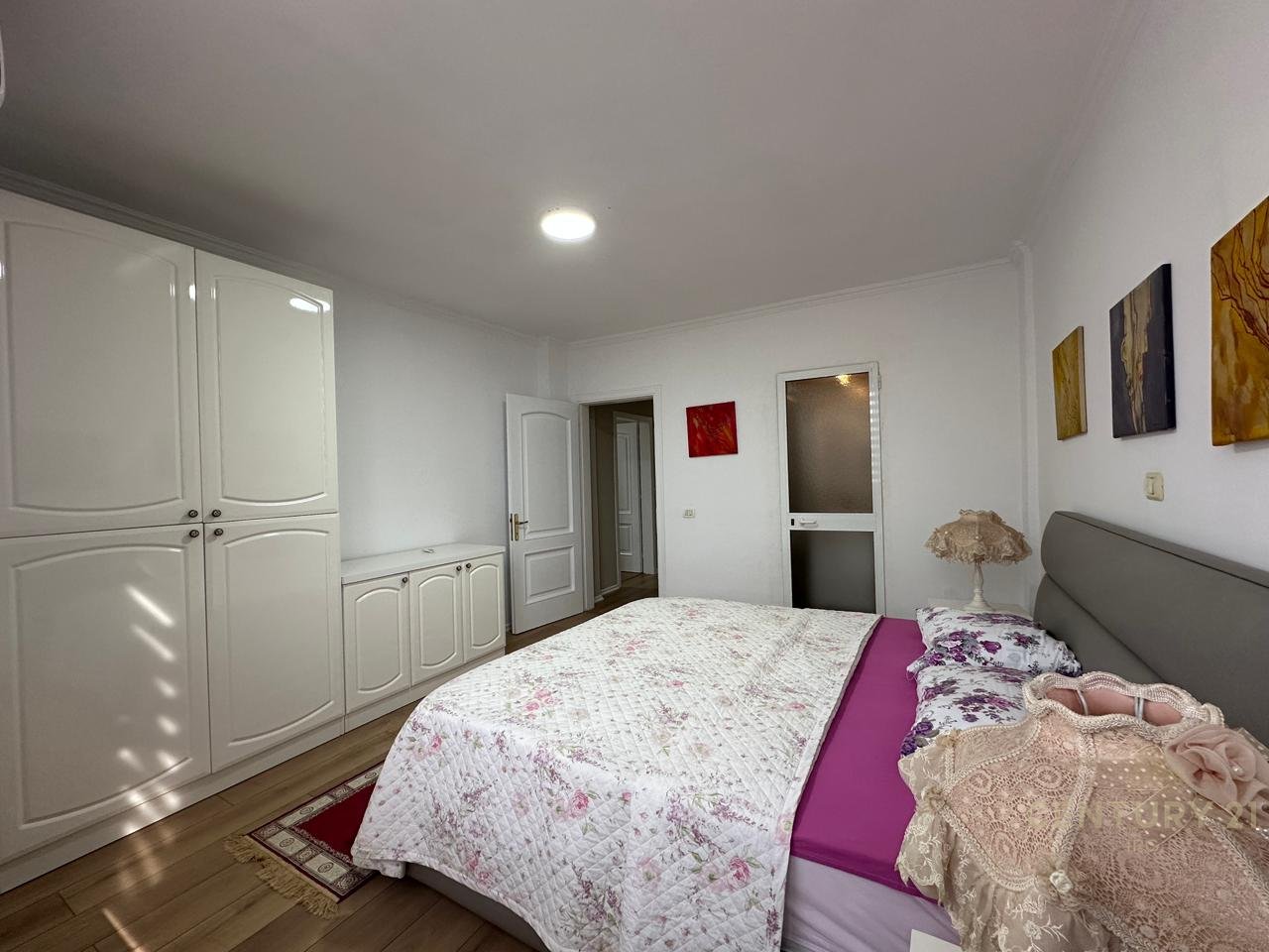 Apartament me qira në Qendër, përballë Parlamentit!!
