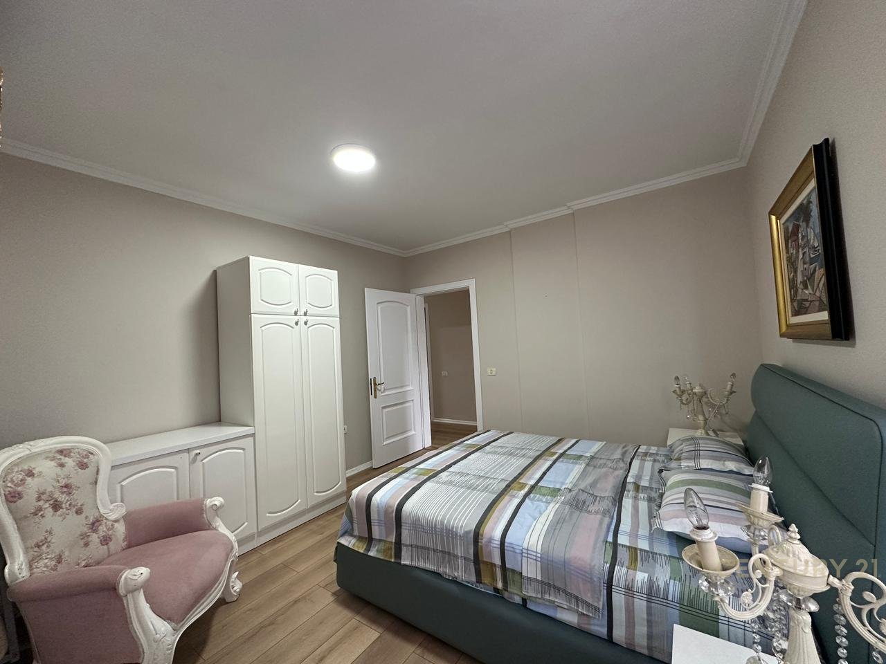 Apartament me qira në Qendër, përballë Parlamentit!!