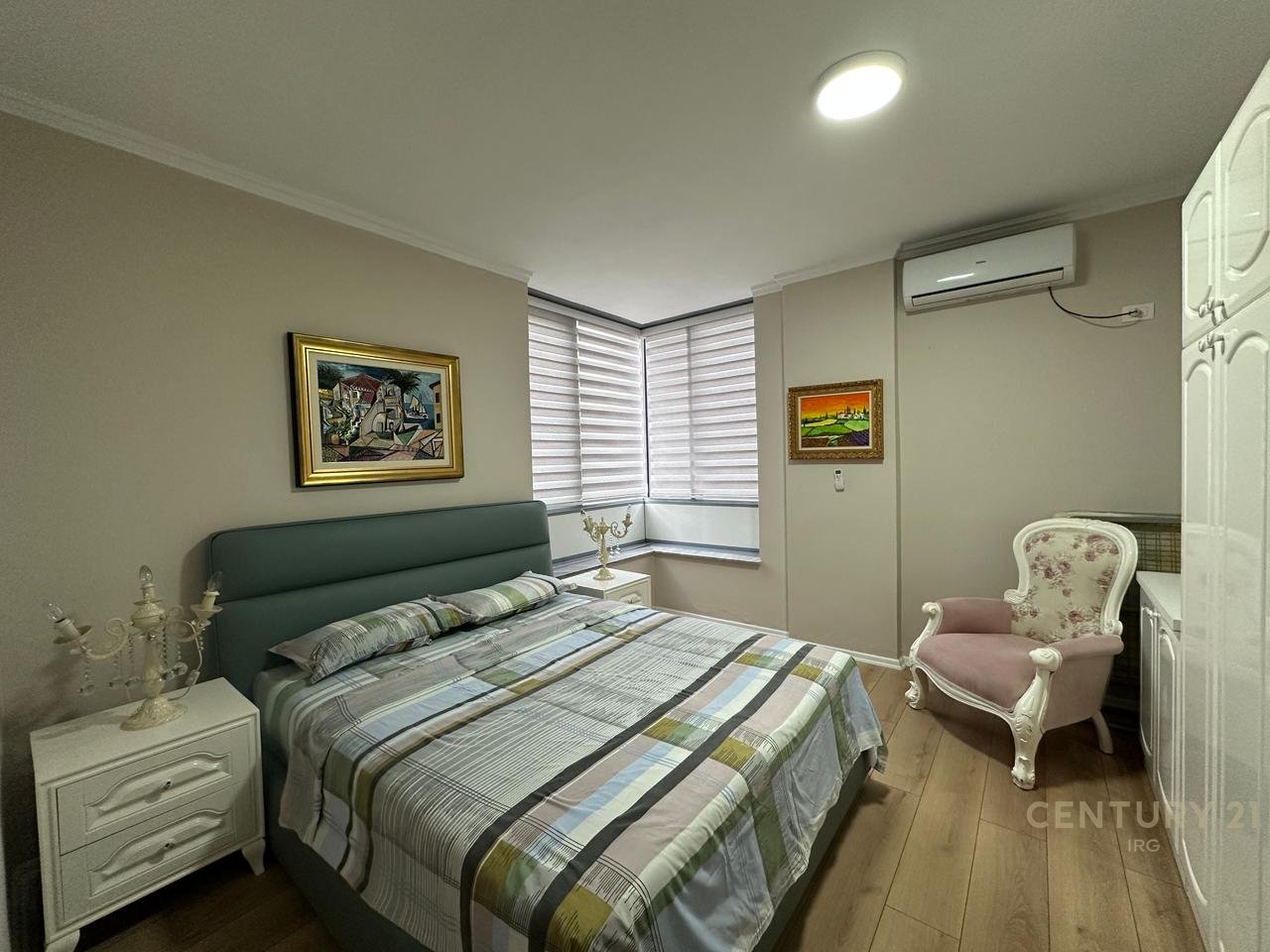 Apartament me qira në Qendër, përballë Parlamentit!!