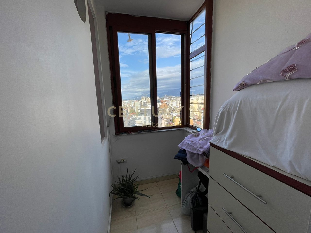 JEPET ME QIRA APARTAMENT 1+1 RRUGA E KAVAJES, PRANE QENDRES.