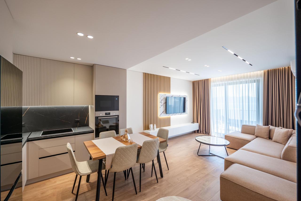 SARANDË, APARTAMENT PËR QIRA 2+1+2 ME PAMJE NGA DETI