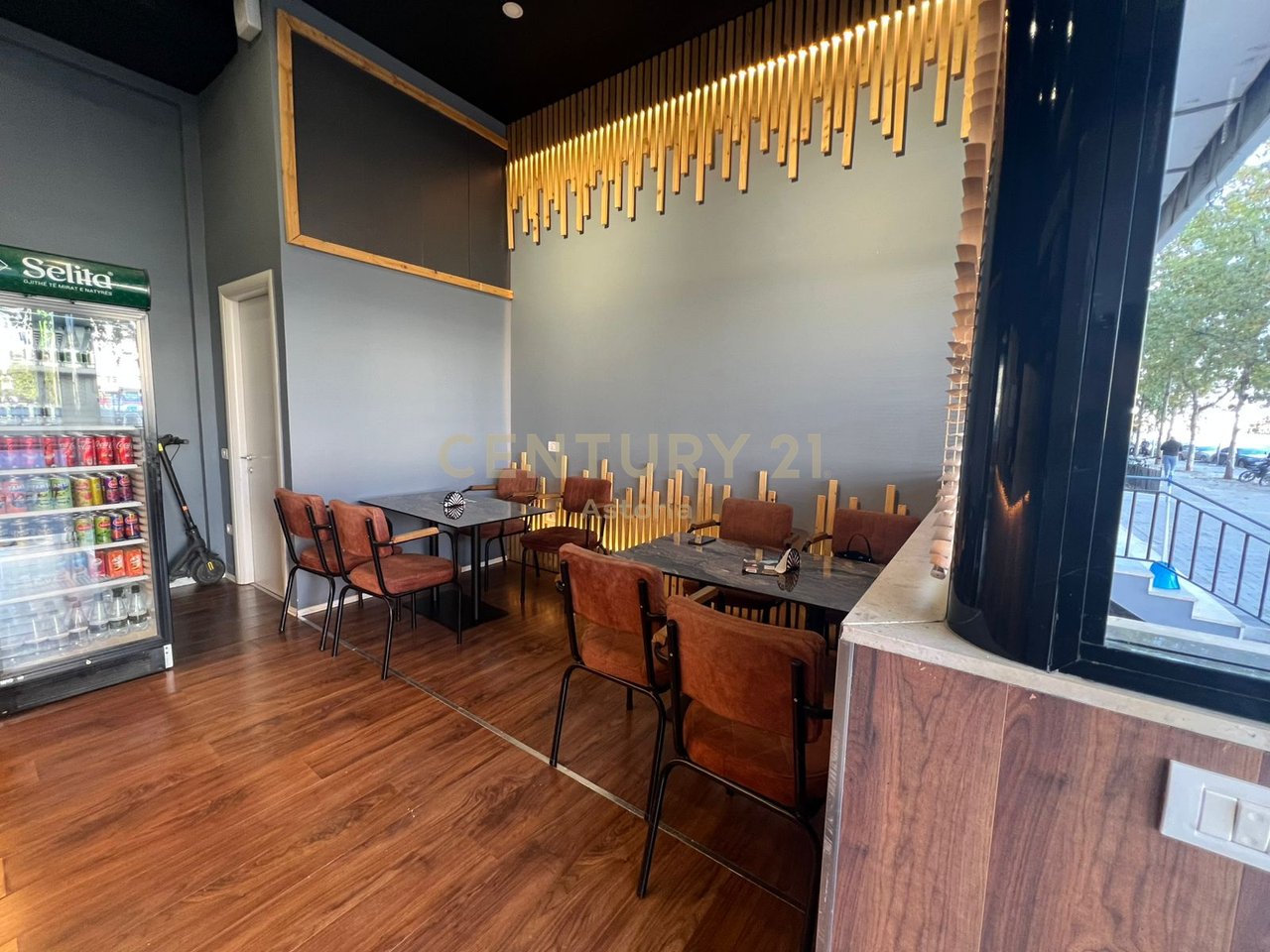 Shitet biznes piceri ne Astir