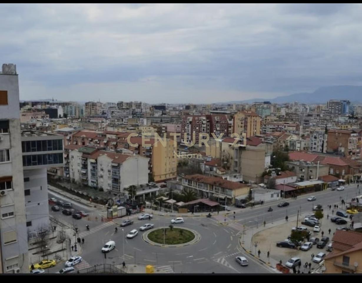 Jepet Me Qira 2+1+1 Komuna e Parisit