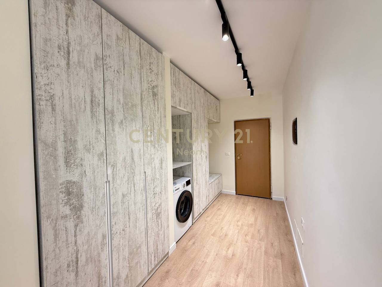 Jepet Me Qira 2+1+1 Komuna e Parisit