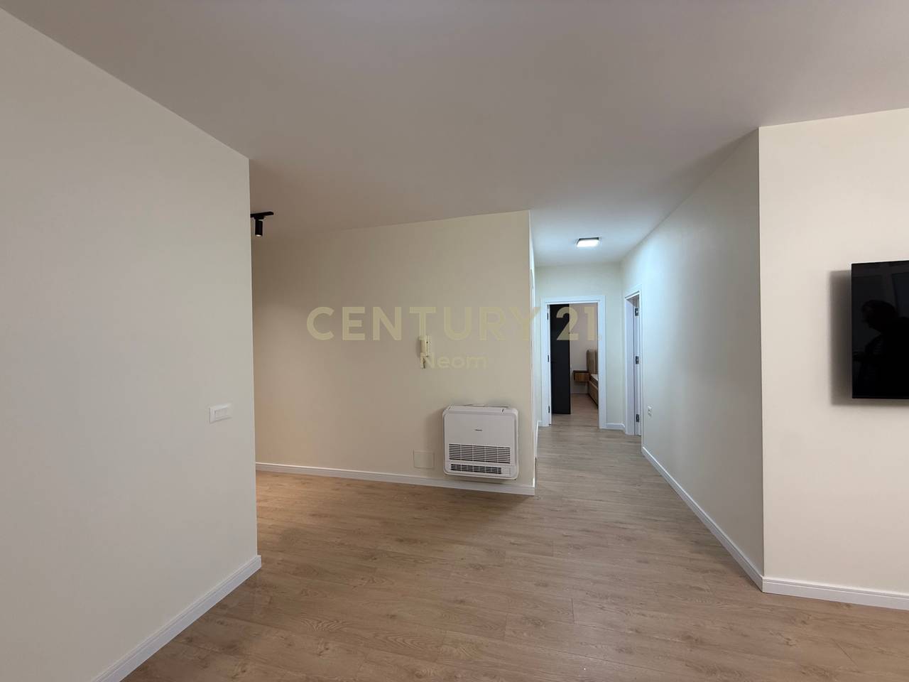 Jepet Me Qira 2+1+1 Komuna e Parisit