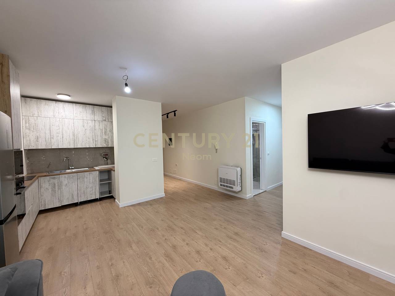 Jepet Me Qira 2+1+1 Komuna e Parisit