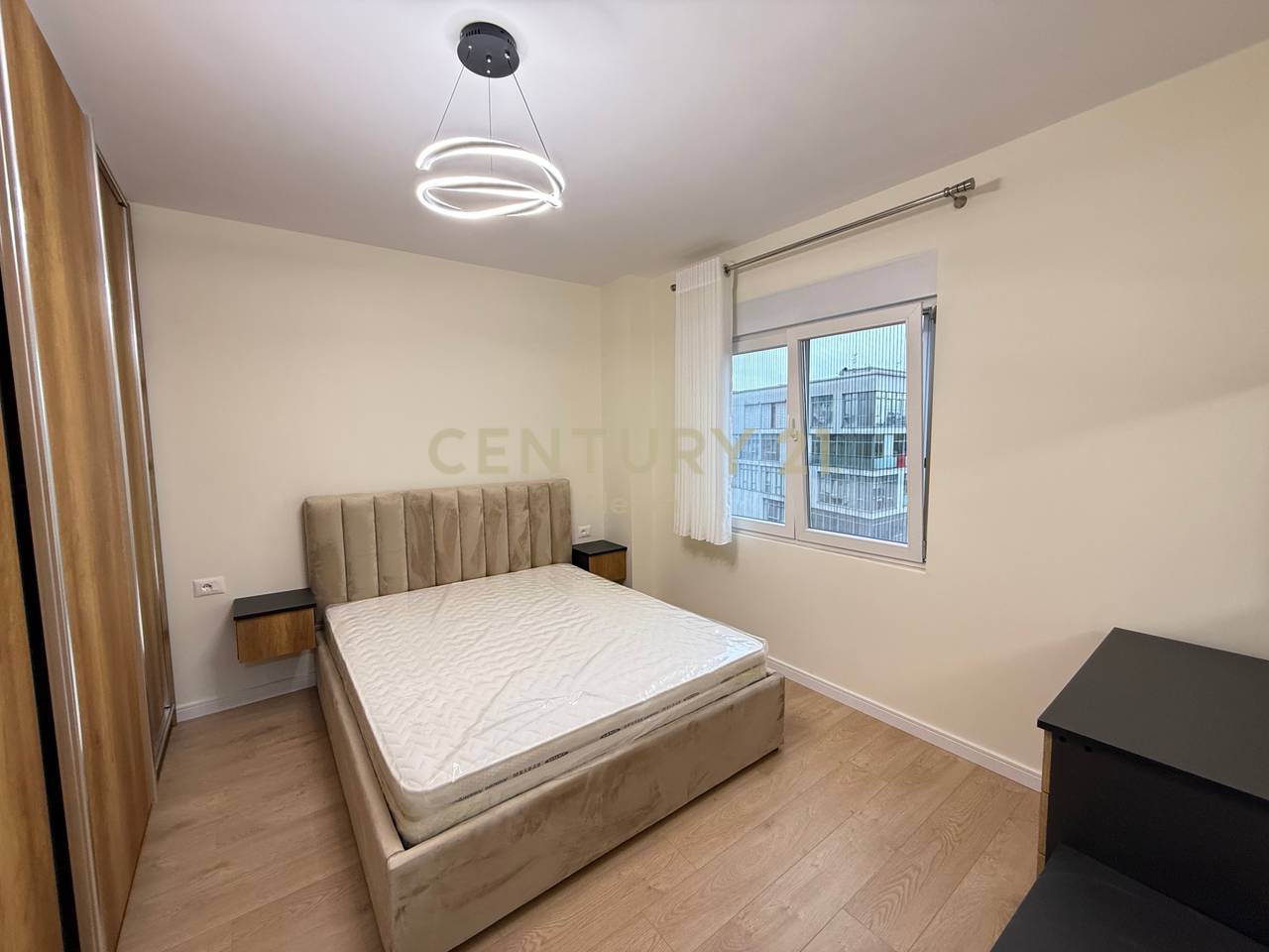 Jepet Me Qira 2+1+1 Komuna e Parisit