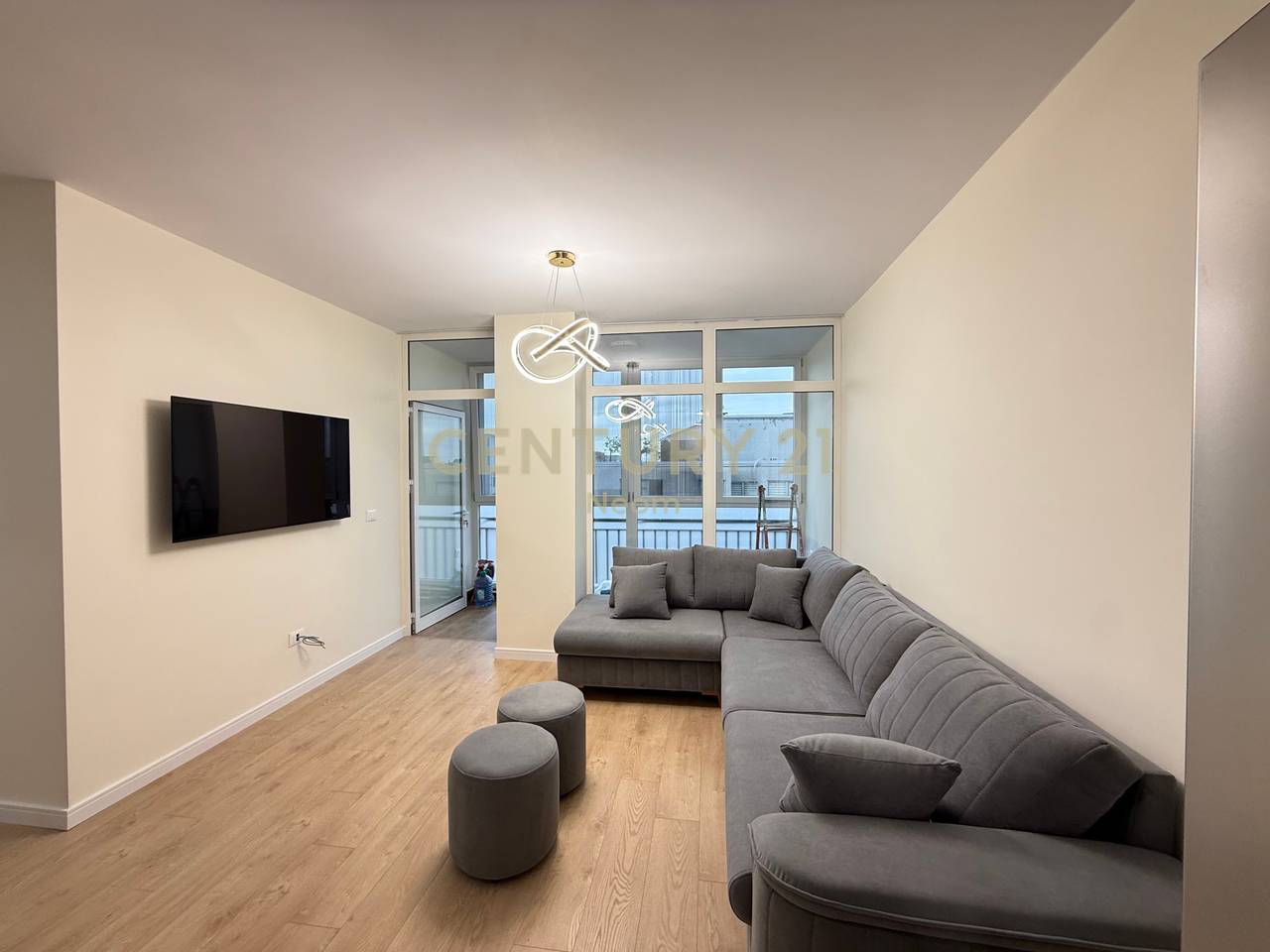 Jepet Me Qira 2+1+1 Komuna e Parisit