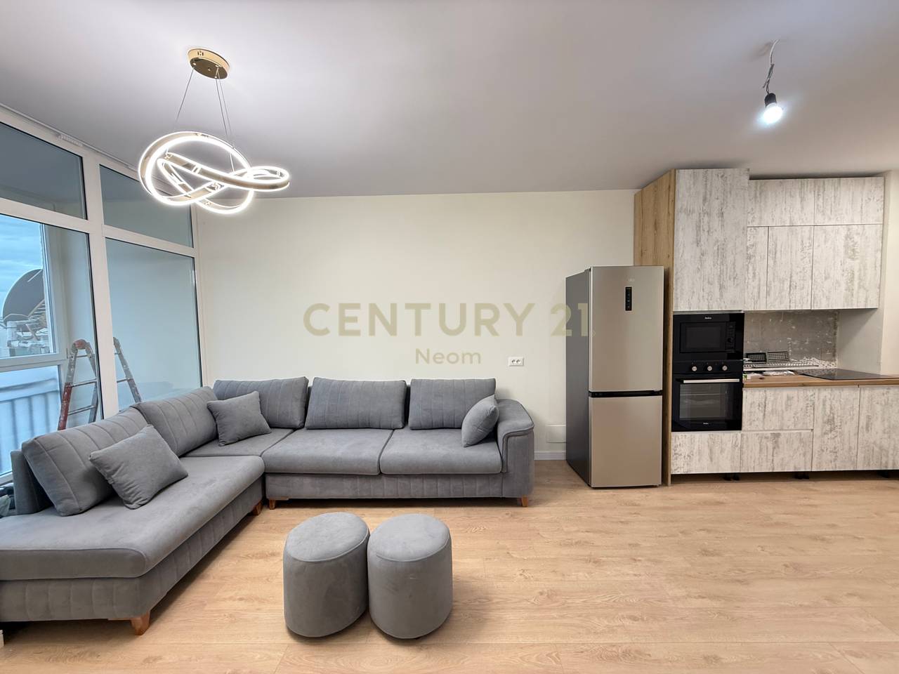 Jepet Me Qira 2+1+1 Komuna e Parisit