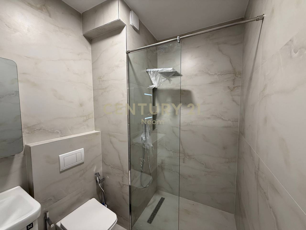 Jepet Me Qira 2+1+1 Komuna e Parisit