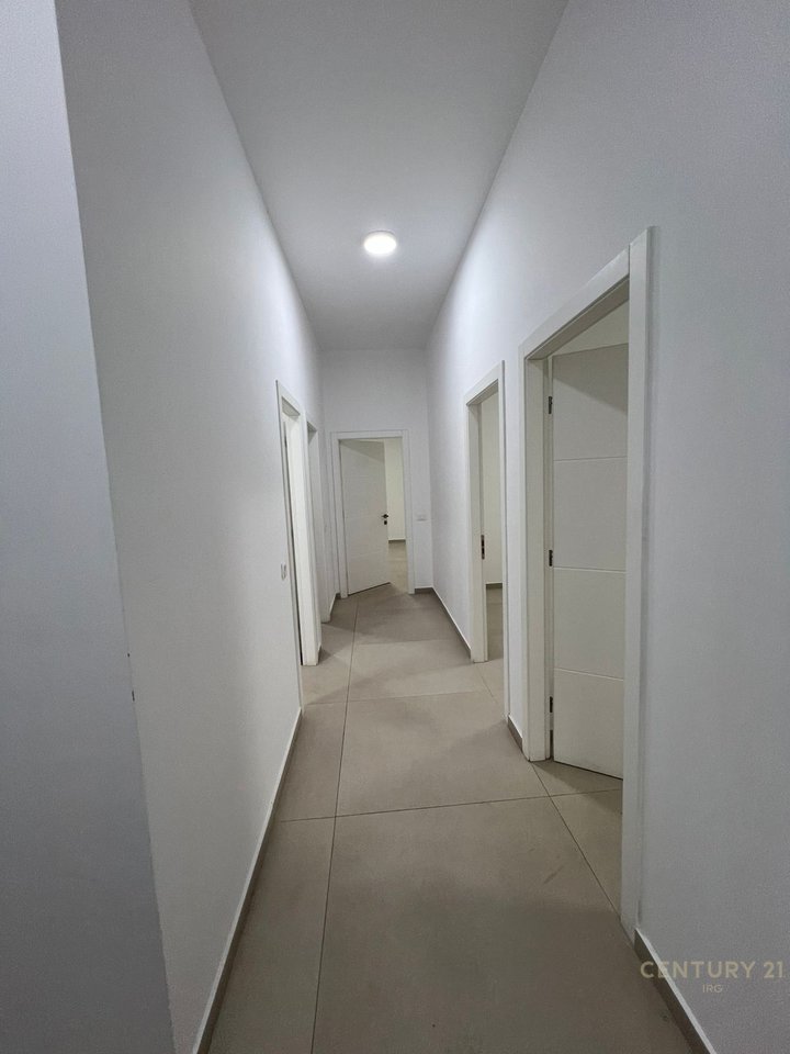 Ambjent komercial per shitje tek Kompleksi Zirkon,Rr Kongresi i Manastirit