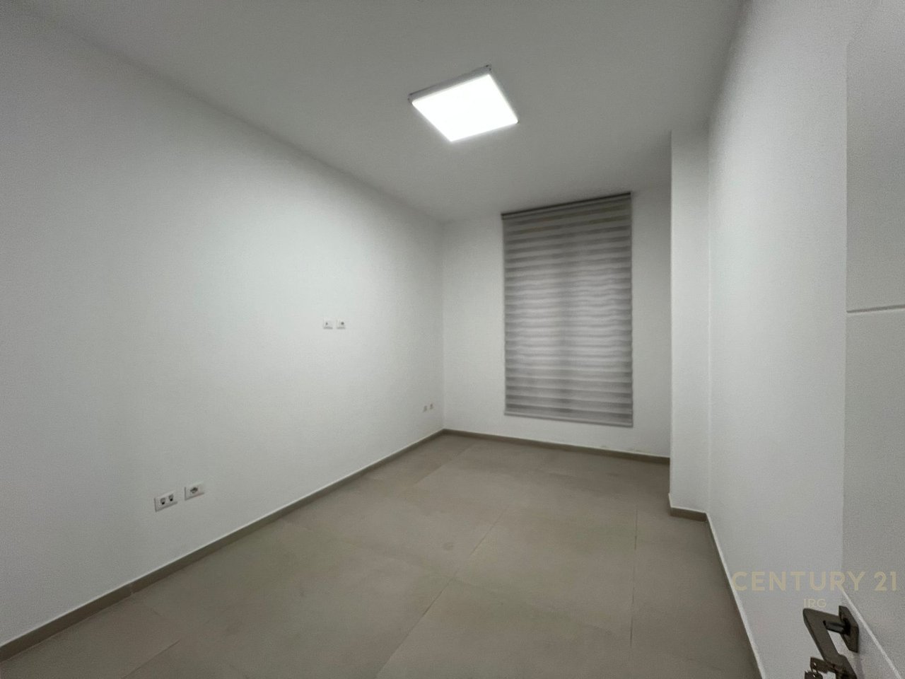 Ambjent komercial per qera tek Kompleksi Zirkon,Rr Kongresi i Manastirit