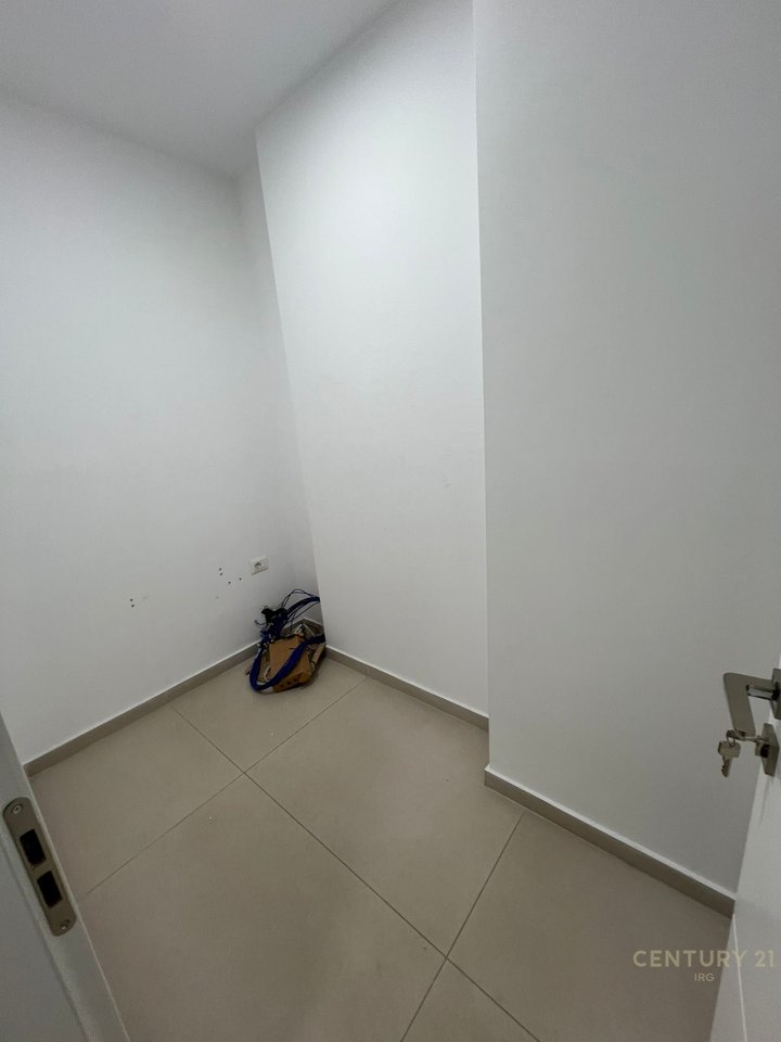 Ambjent komercial per qera tek Kompleksi Zirkon,Rr Kongresi i Manastirit