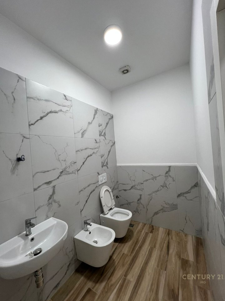 Ambjent komercial per qera tek Kompleksi Zirkon,Rr Kongresi i Manastirit