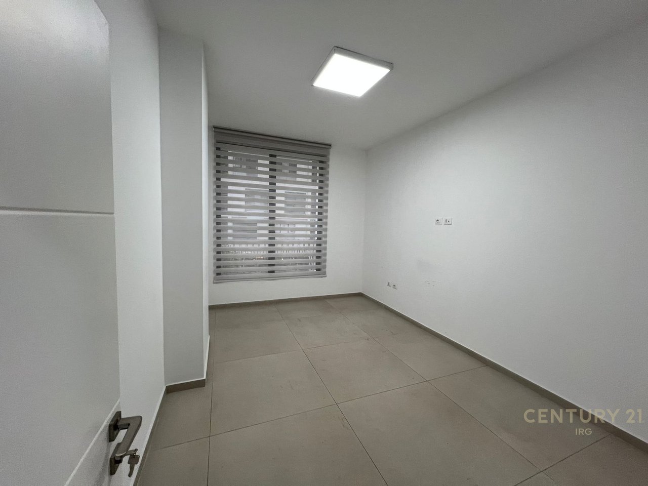 Ambjent komercial per qera tek Kompleksi Zirkon,Rr Kongresi i Manastirit