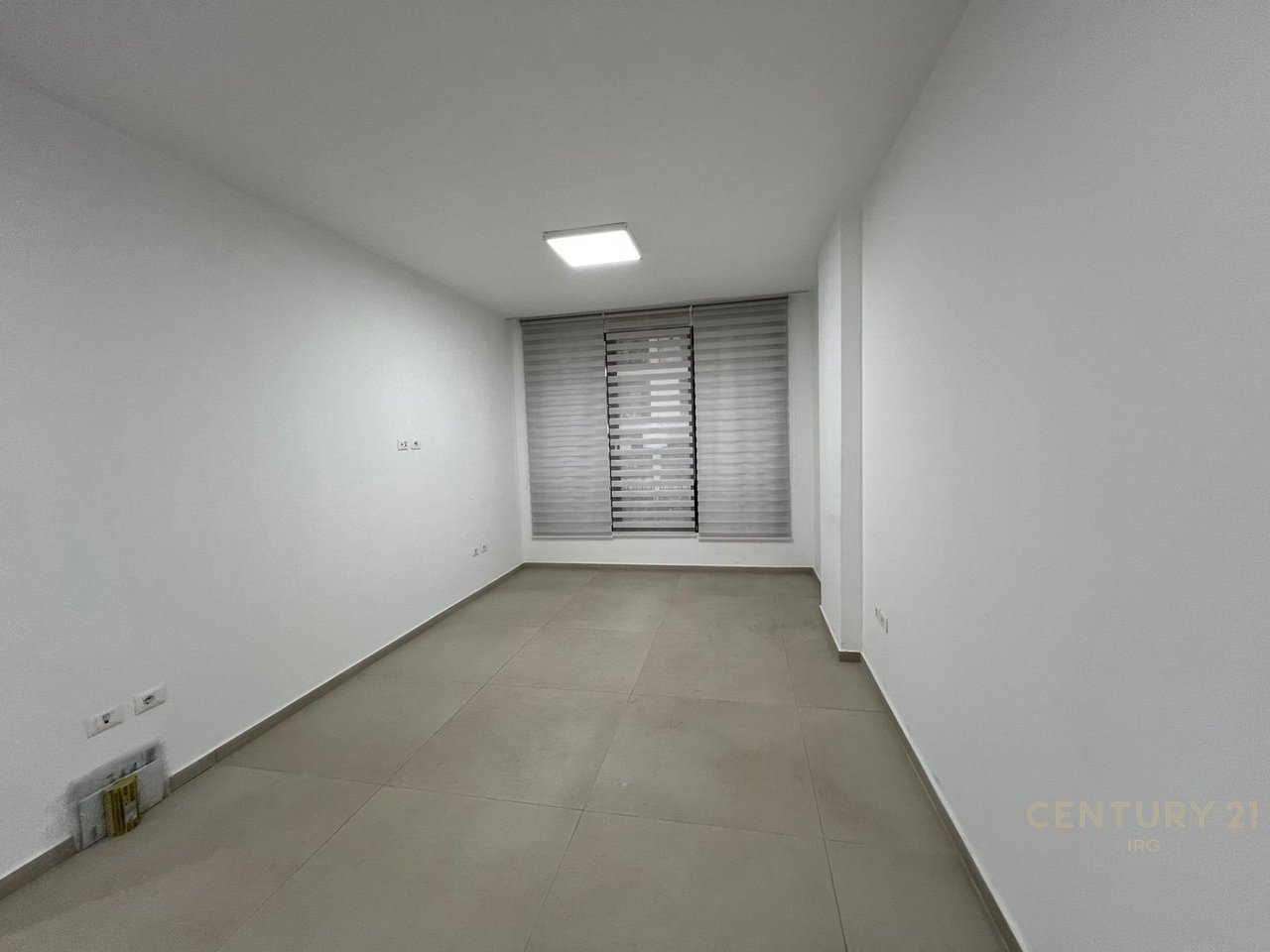 Ambjent komercial per qera tek Kompleksi Zirkon,Rr Kongresi i Manastirit