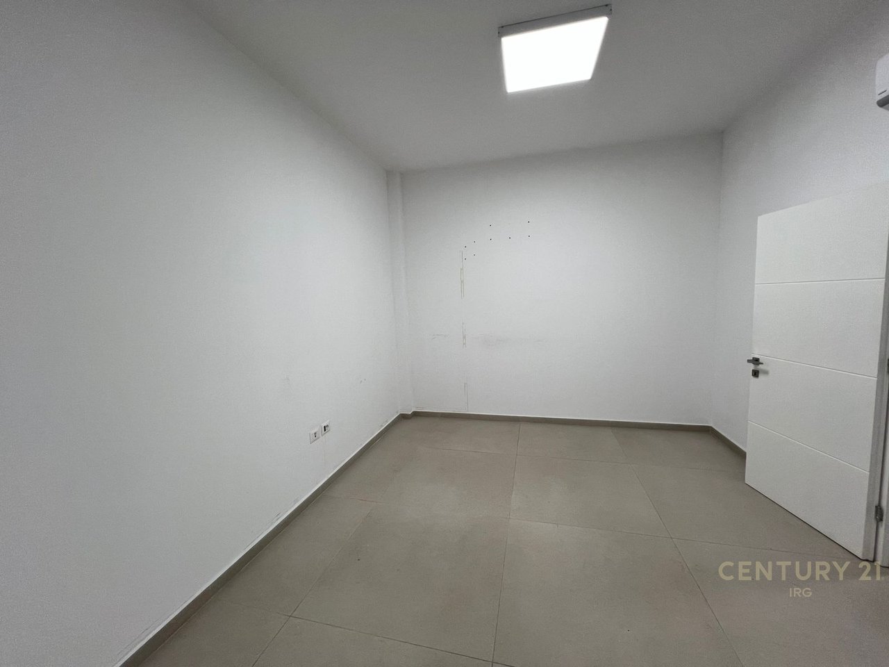 Ambjent komercial per qera tek Kompleksi Zirkon,Rr Kongresi i Manastirit