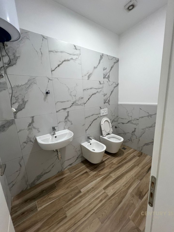 Ambjent komercial per qera tek Kompleksi Zirkon,Rr Kongresi i Manastirit