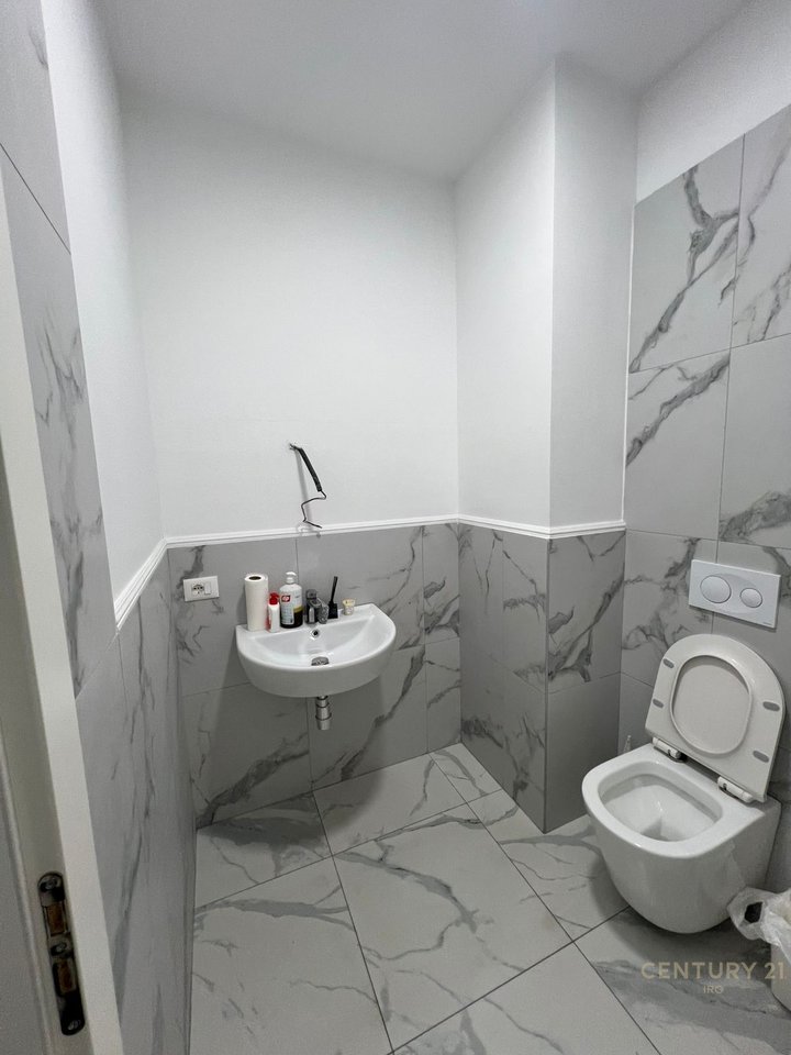 Ambjent komercial per qera tek Kompleksi Zirkon,Rr Kongresi i Manastirit