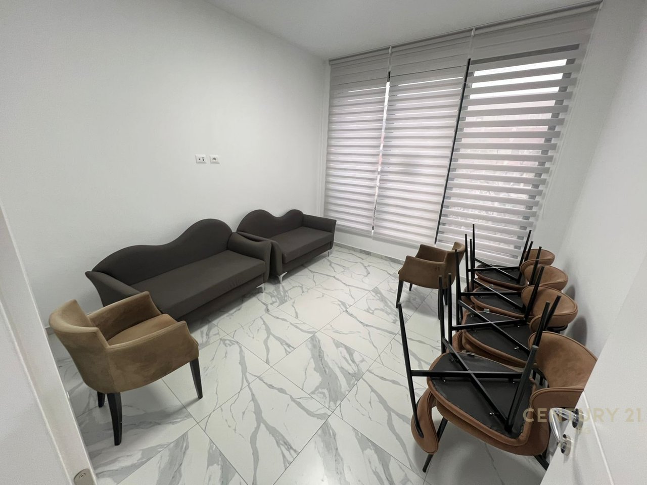 Ambjent komercial per qera tek Kompleksi Zirkon,Rr Kongresi i Manastirit