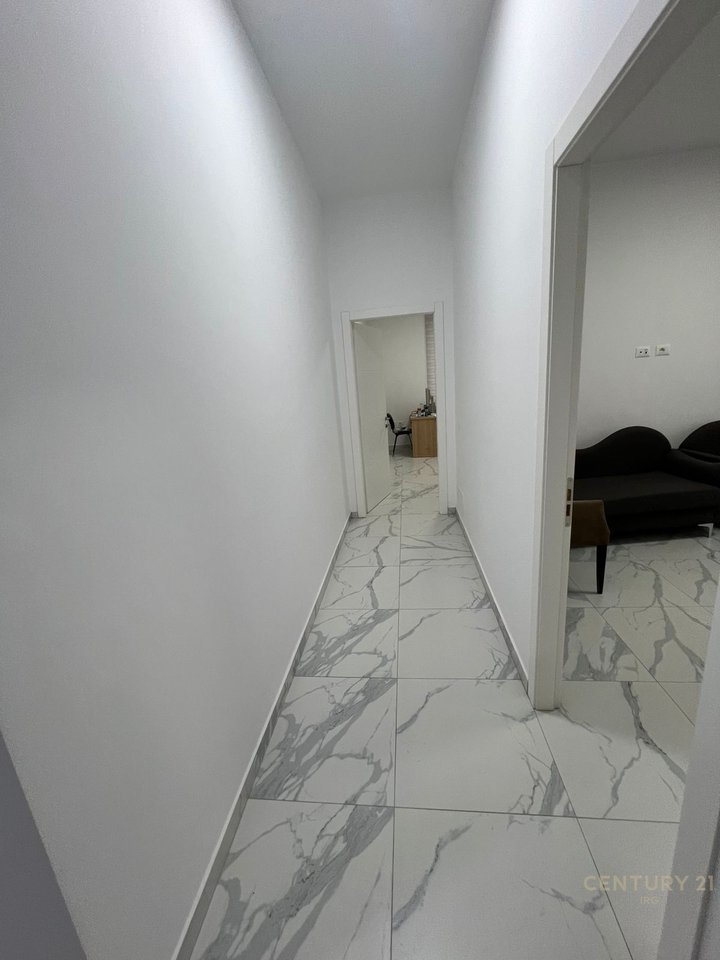 Ambjent komercial per qera tek Kompleksi Zirkon,Rr Kongresi i Manastirit