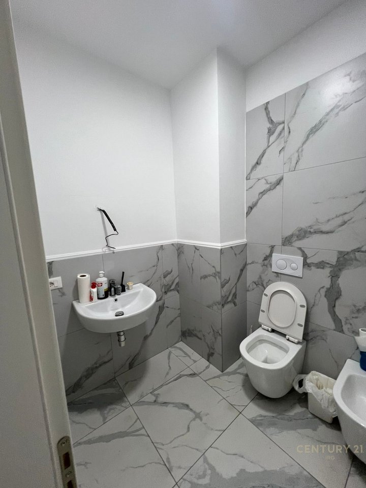 Ambjent komercial per qera tek Kompleksi Zirkon,Rr Kongresi i Manastirit