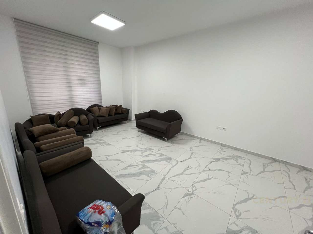 Ambjent komercial per shitje tek Kompleksi Zirkon,Rr Kongresi i Manastirit