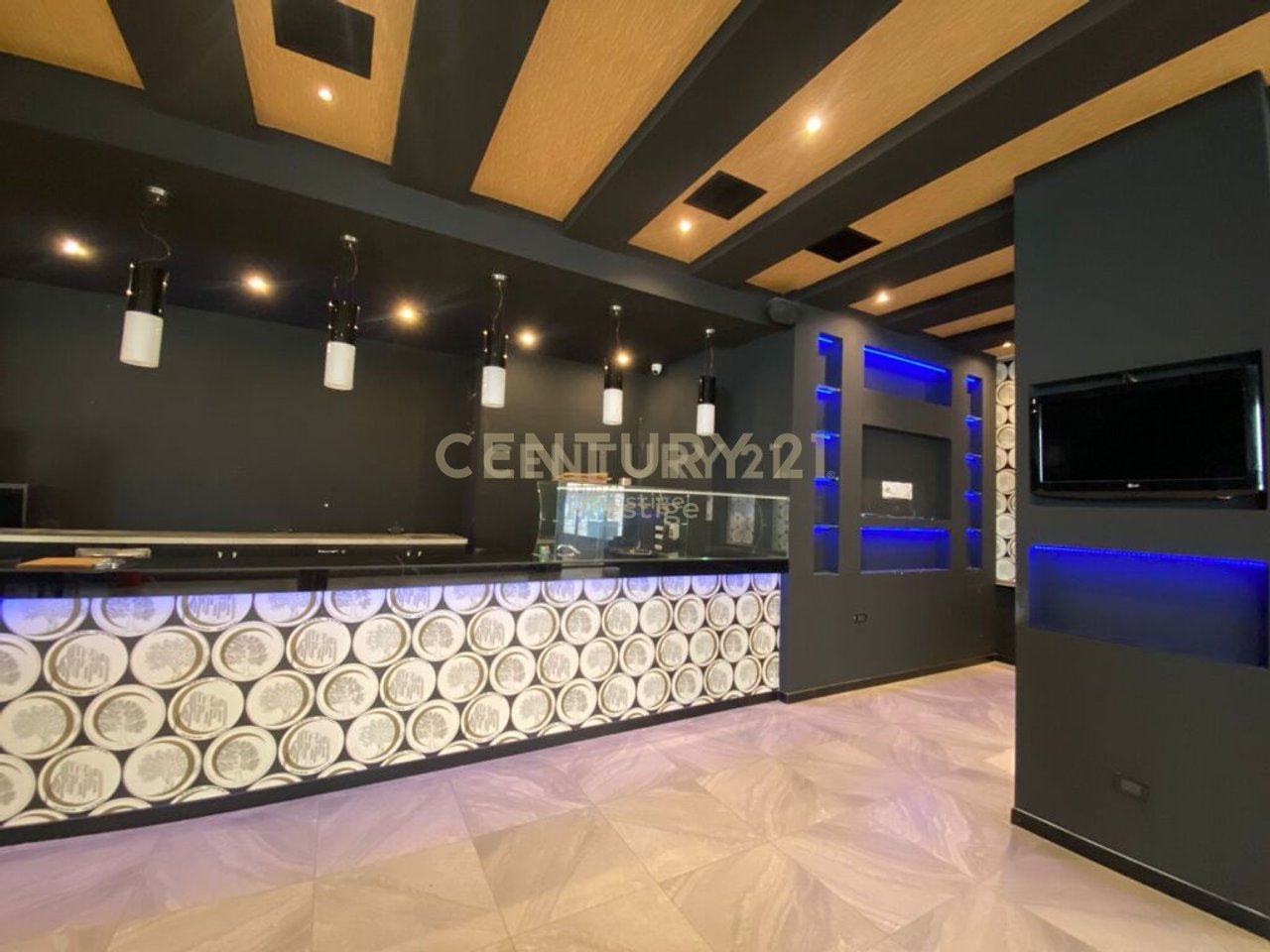 AMBIENT BAR-RESTORANT ME QIRA, I VENDOSUR NE ASTIR, TIRANE!