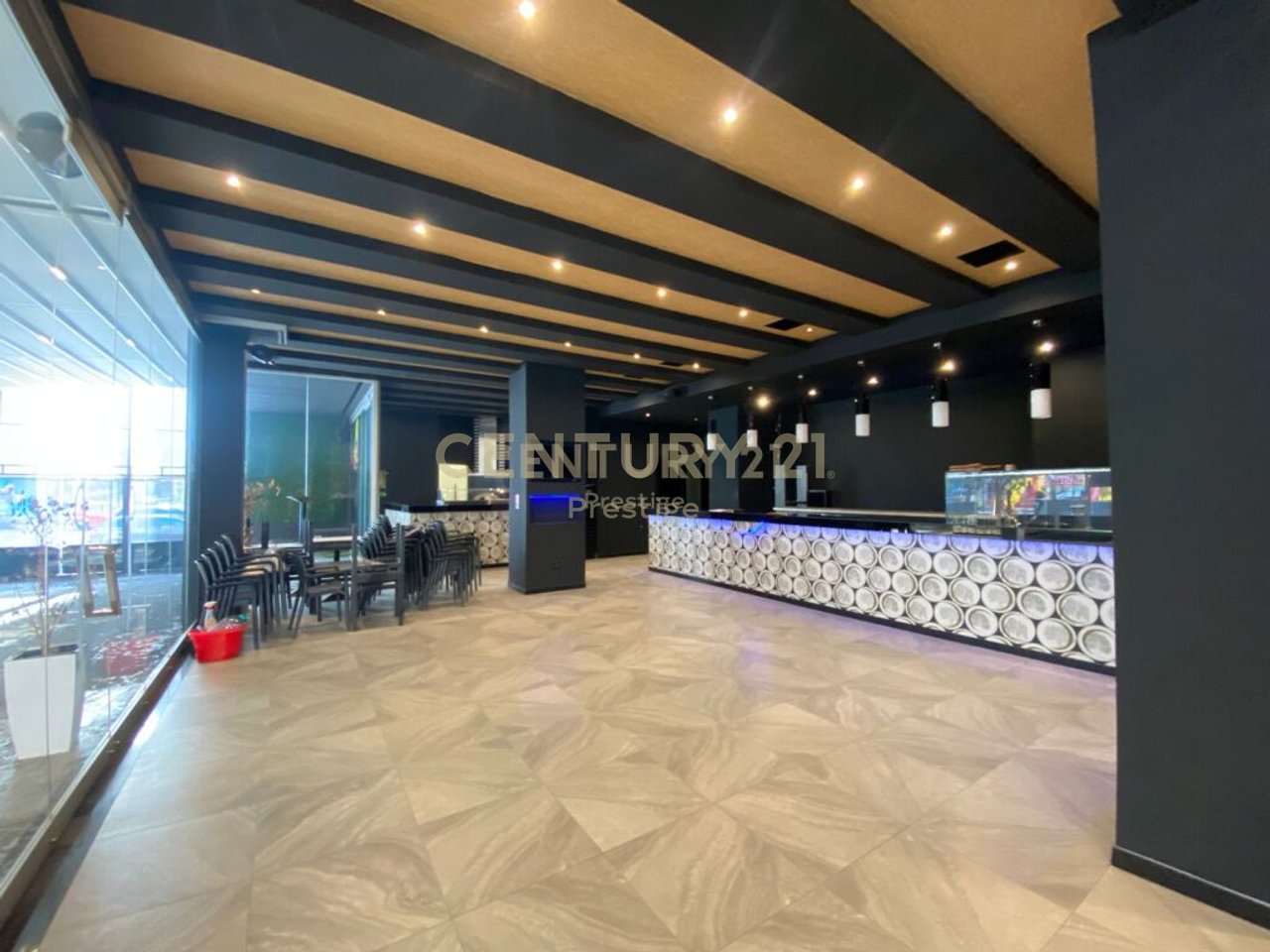 AMBIENT BAR-RESTORANT ME QIRA, I VENDOSUR NE ASTIR, TIRANE!