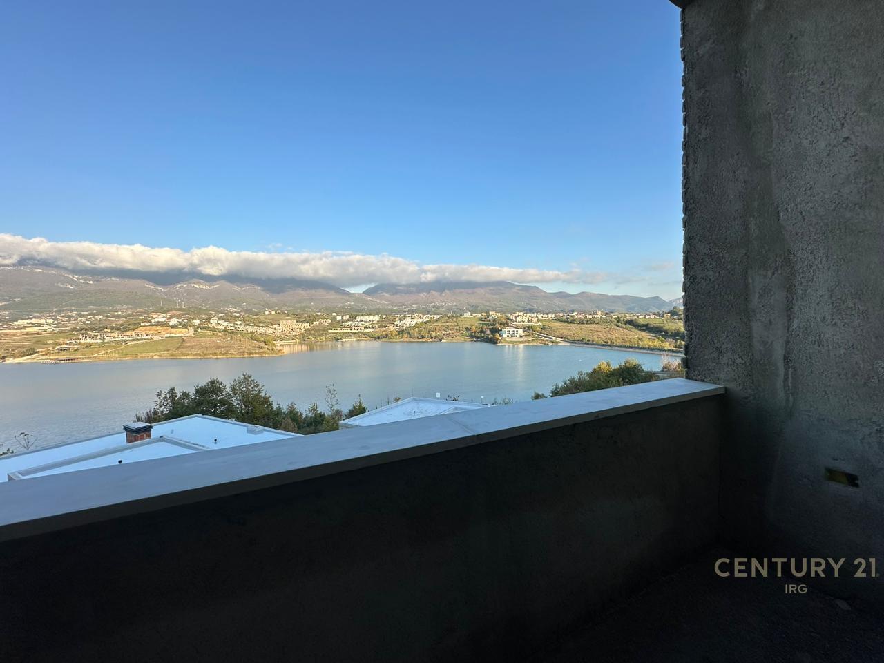 Vile ne Swan Lake Residence!