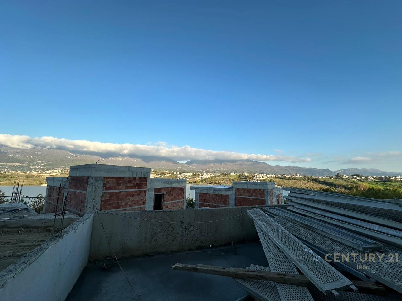 Vile ne Swan Lake Residence!