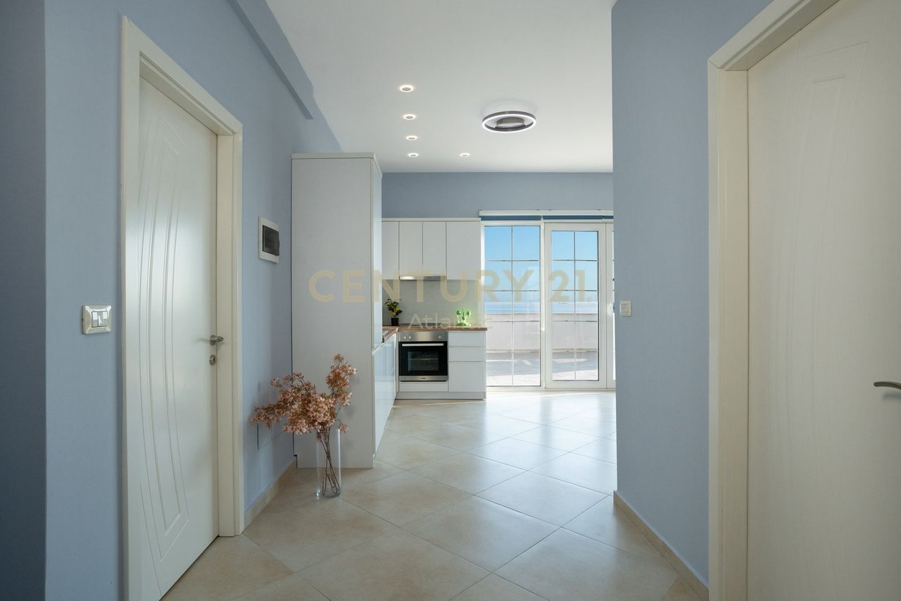 APARTAMENT 3+1+2T ME VERANDË 160 m² – PLAZH, DURRËS