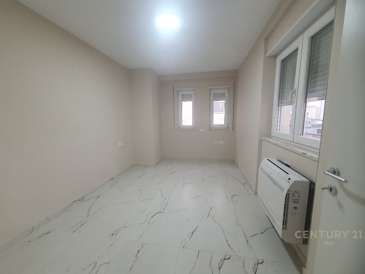 APARTAMENT 2+1 BOSH PER QIRA TE 'DONIKA CENTER'!
