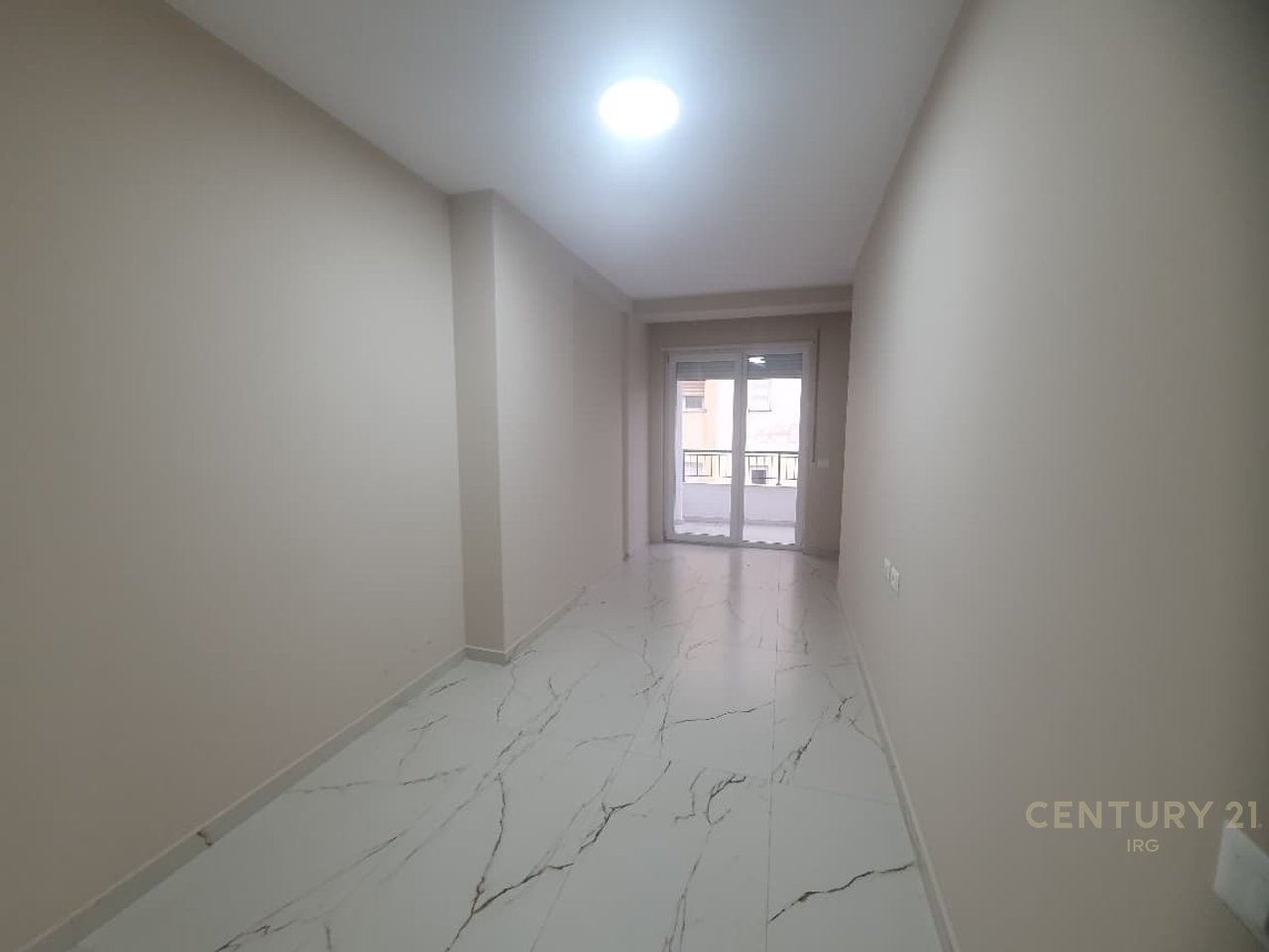 APARTAMENT 2+1 BOSH PER QIRA TE 'DONIKA CENTER'!