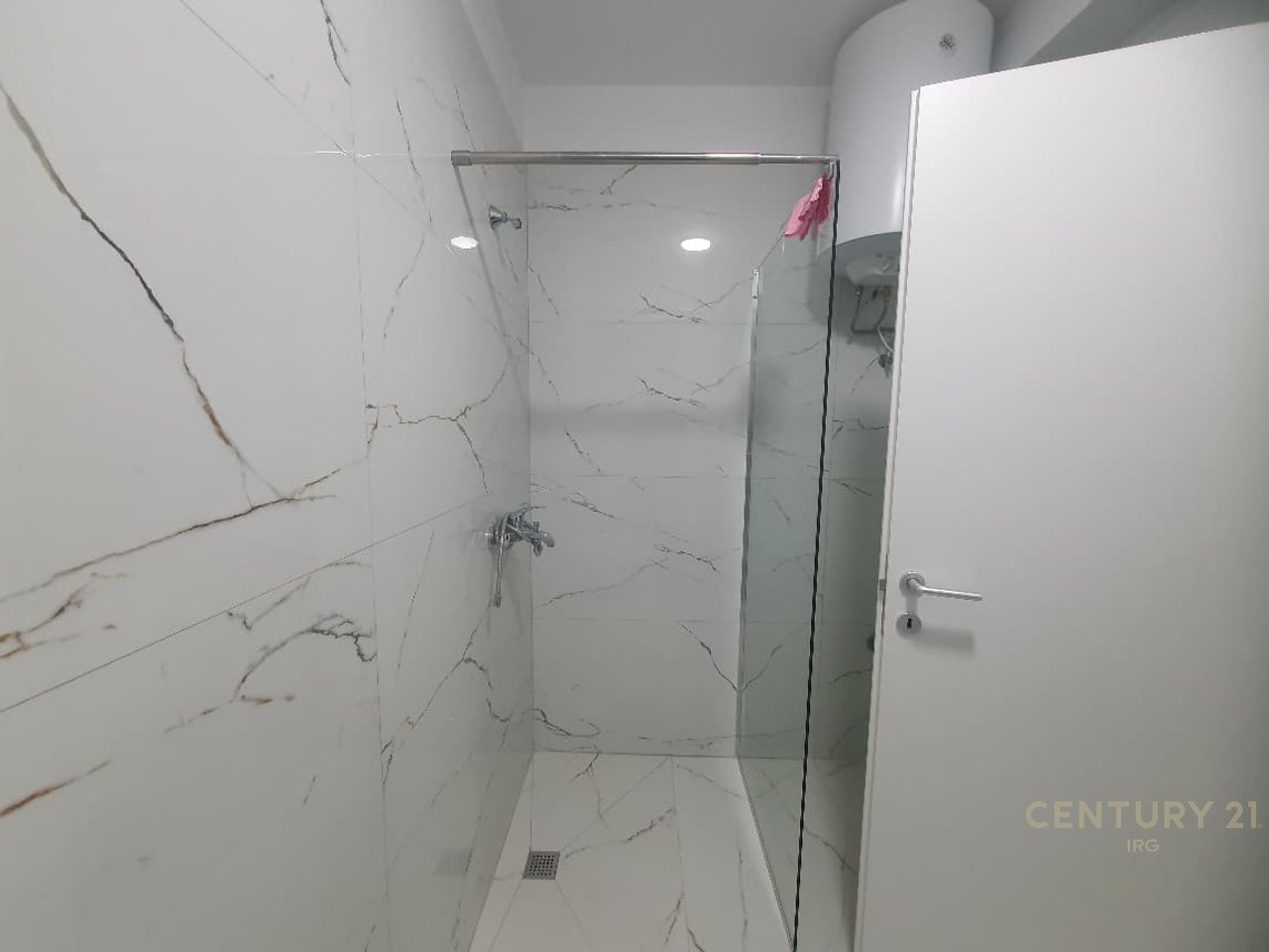 APARTAMENT 2+1 BOSH PER QIRA TE 'DONIKA CENTER'!