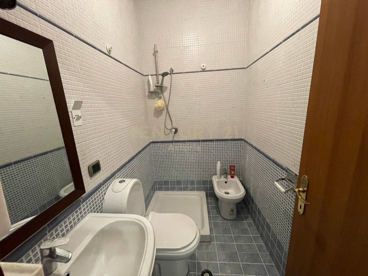 THE RESIDENCE "LAGUNA BLU", QERRET, APARTMENT FOR SALE COMFORTABLE 2+1+2 WITH YARD.