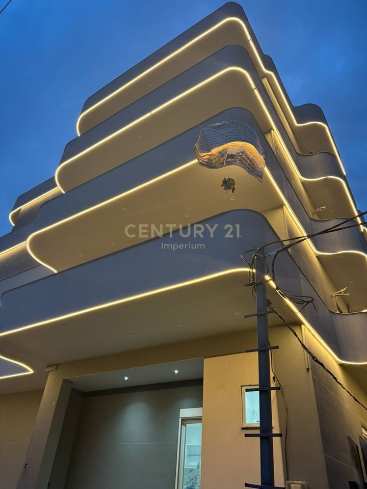 Jepet me qira Apartament 2+1 me Verandë & Post Parkimi – Kodra e Priftit