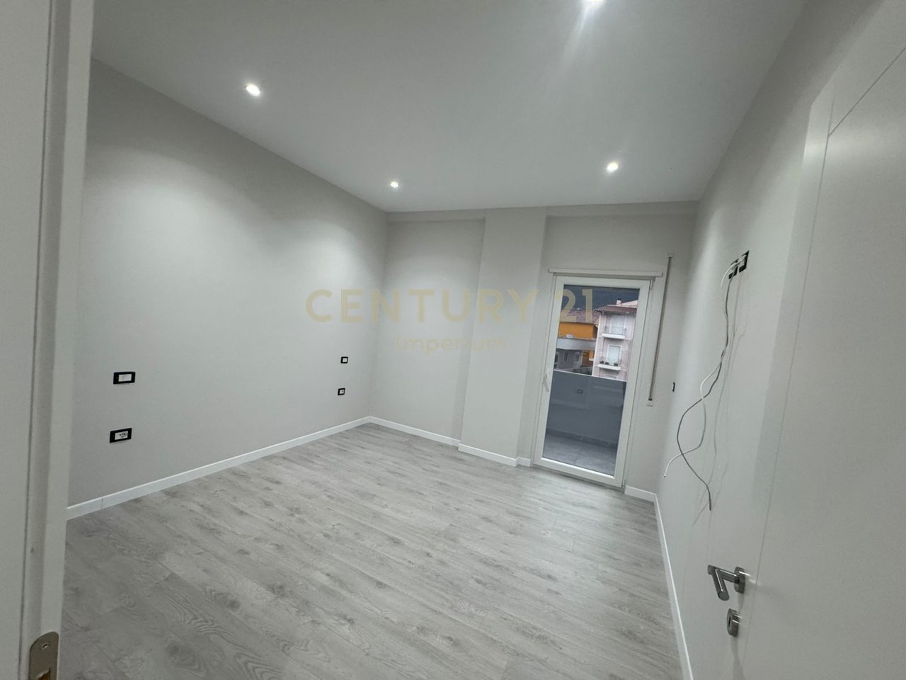 Jepet me qira Apartament 2+1 me Verandë & Post Parkimi – Kodra e Priftit